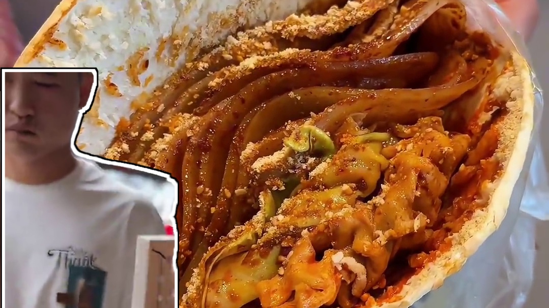 西安7元一个裹满辣子的土豆片夹馍，看着也太美了