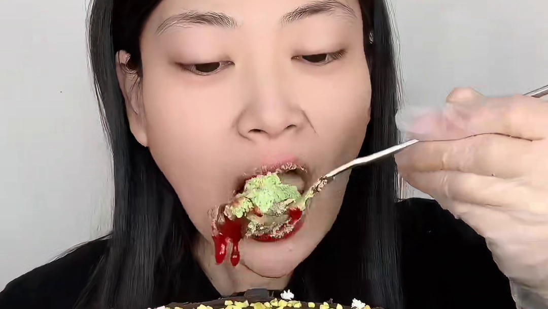 #无胚奶油蛋糕 #食味熊干噎酸奶 有5种口味 草莓蓝莓原味芒果凤梨 口感绵密厚实 奶味浓郁 配料干净