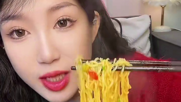 敲好吃的茄皇 汤底巨浓郁哦 新疆番茄日晒比较充足 酸酸的可爽啦 我个人喜欢鸡蛋味哦 感觉鸡蛋更浓郁 