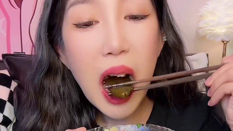 又来这个辣椒啦 真下饭神器 咸辣口 嗷嗷辣 特别有的个别个 真的好辣 越辣越爽的那种 就是用的本身就