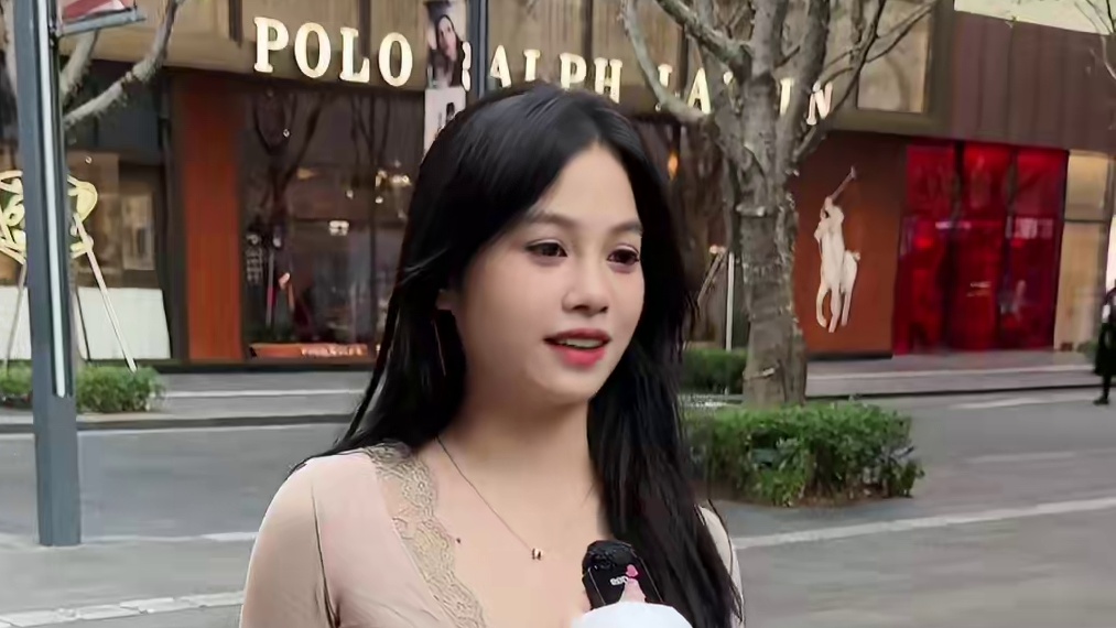 00后离婚带娃创业？！扒一扒全身身价值多少钱？ #00后 #宝妈 #美女 #街头采访