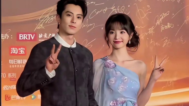 微博之夜红毯看点，王一博如图贵族王子，王鹤棣田曦薇十指紧扣 #王一博#王鹤棣