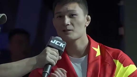 嚣张老外顶牛推搡挑衅，孙树伟直接送他入睡 #格斗 #孙树伟 #中国力量有绝活