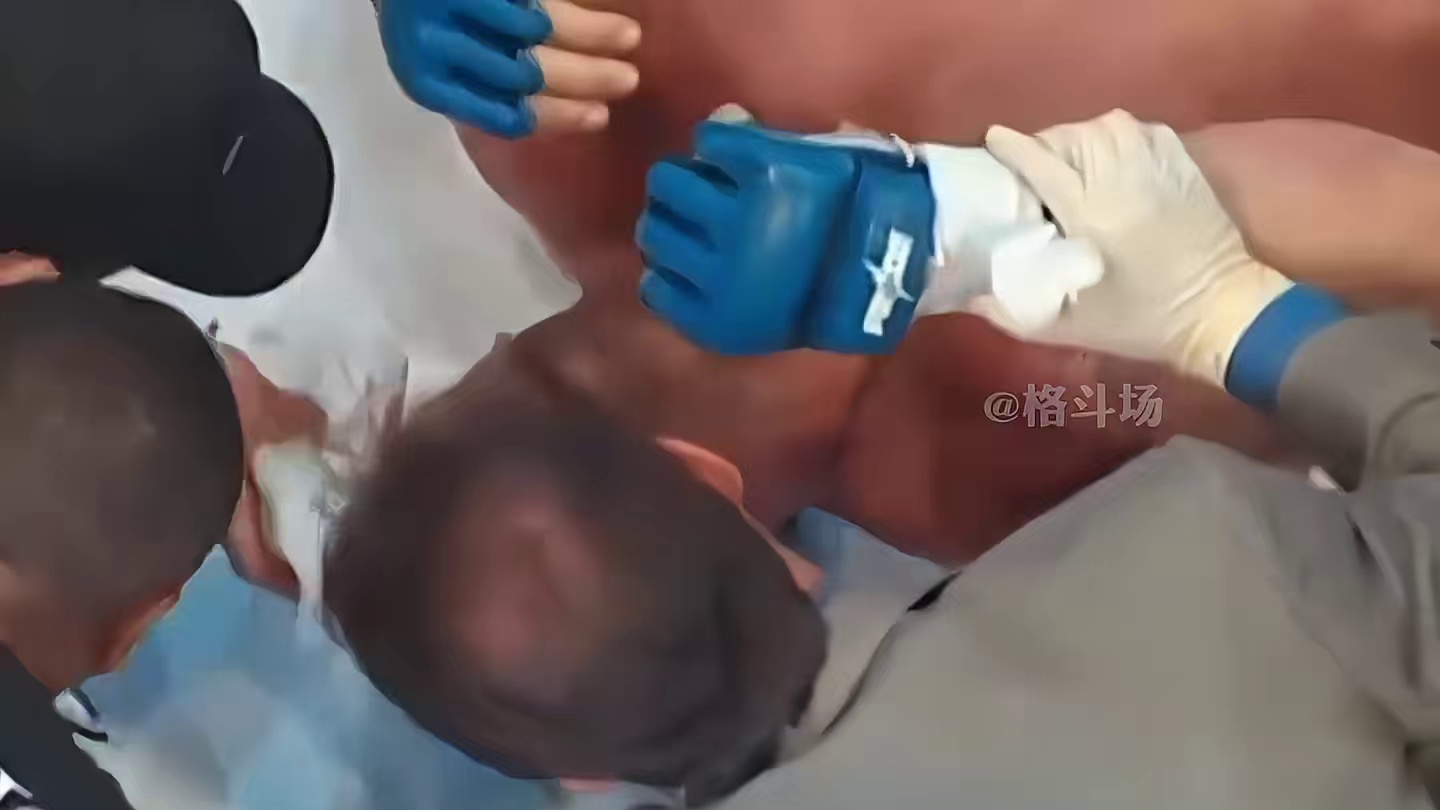 因为爱两位老父亲打起了“假赛”这一幕…#这才是真正的体育精神 #感动瞬间 #格斗 #内容启发搜索