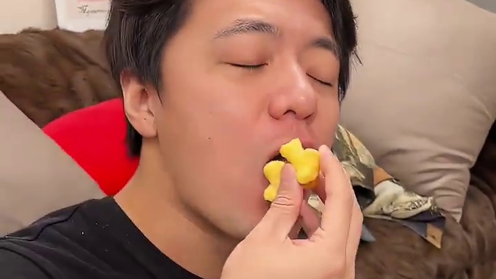 这么好吃的玉米条你居然告诉我只是平替#芝士玉米条 #追剧 #零食 