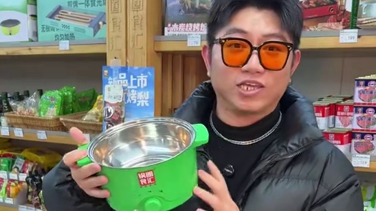 一张不到就能安排两到三人的火锅套餐！里面还有一个锅太方便了#这个年我先过了 #过年吃火锅来年必红火 