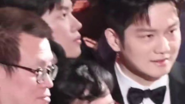 众星云集也掩盖不了樊振东的闪耀！各路大咖都过来找东哥合影，足以见得东哥有多深入人心！