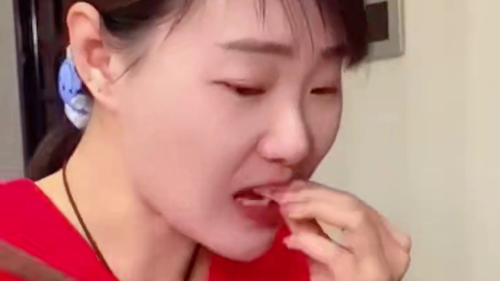 今天姐夫给海燕做了一大盆炒粉，好七