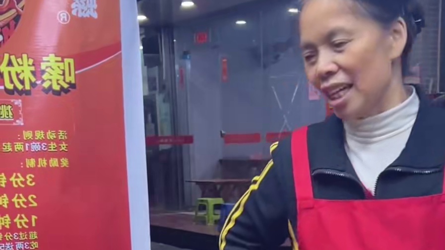 河南美女挑战3两螺蛳粉，竟然把阿姨问崩溃了~#螺蛳粉