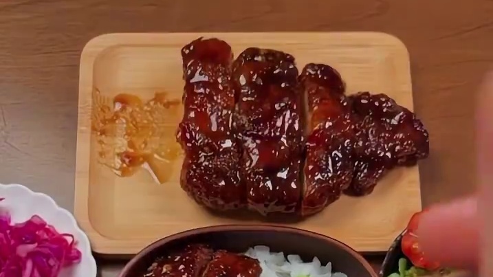 便当配蒜香辣椒鸡。今天有点辣。你们今天都吃了什么？