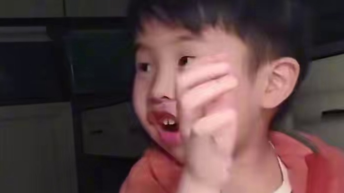 爸爸在背后表扬4岁宝宝的画，妈妈悄悄记录孩子的反应，网友：我一个陌生人都看得好开心。