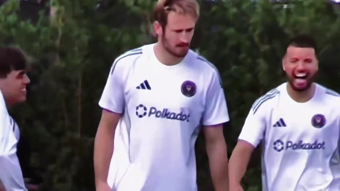 梅西回归迈阿密训练，戴上发带后太可爱了