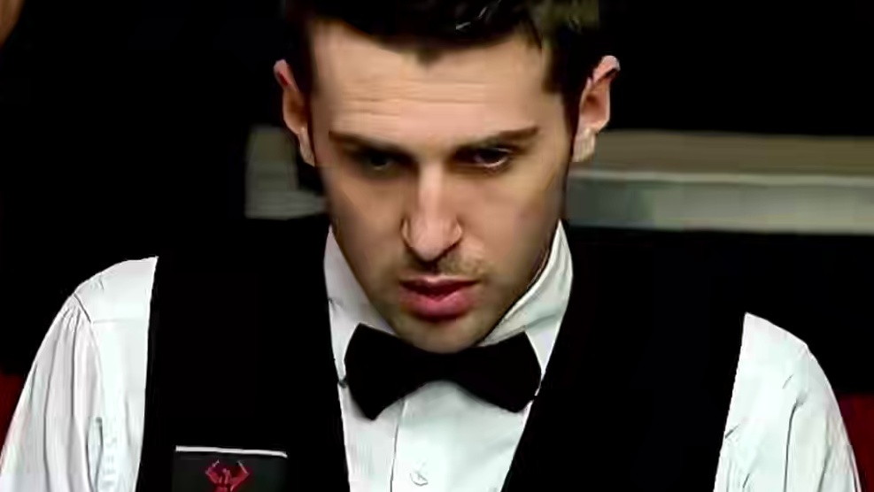 2025年斯诺克大师赛，1月14日，塞尔比展现出了他非凡的斯诺克技艺。
比赛开场，他便以一杆破百（1