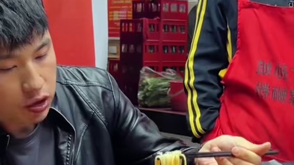 广东帅哥沉静式嗦粉，扬言要2分钟吃完拿走2000块奖励~#螺蛳粉