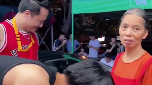 北京帅哥开跑车来挑战10碗爆辣~你觉得他能挑战成功吗？#螺蛳粉