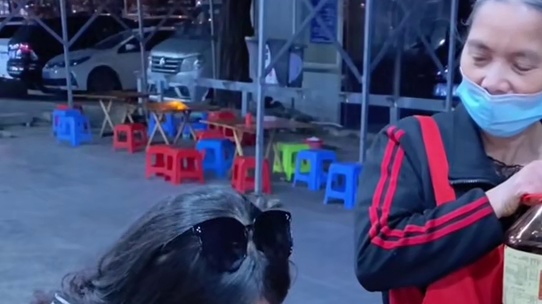 千万网红姜小柔挑战阿姨加辣螺蛳粉，竟然怎么加都不够辣！#螺蛳粉