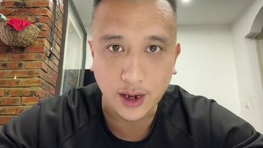 争议判罚：这是一次干扰球违例还是一次空中接力扣篮？#争议判罚 #篮球裁判案例 #干扰球 #空中接力 