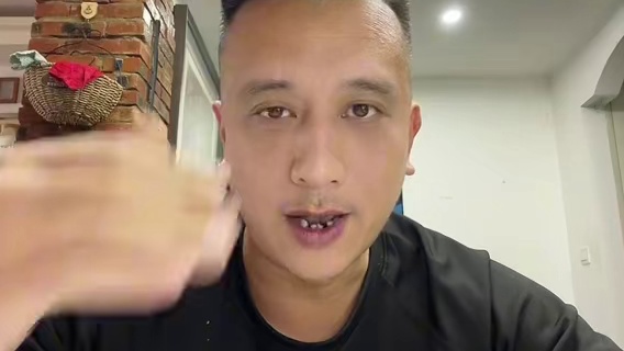 案例分享：缠绕式防守动作最终引发球场冲突，裁判如何应对？#球场冲突#防守犯规#野球场冲突时刻 #篮球