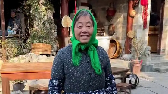 我好幸福呀！吃到了奶奶做的柴火饭！这一口锅巴是多少人的童年回忆呢？#省饭课代表 #地方特色美食 #人