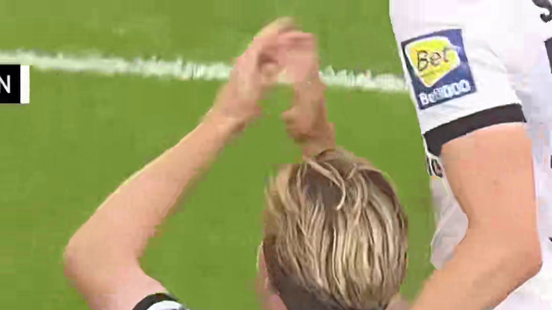 这门将甚至还来了个减速 是判断落地失误还是演技差