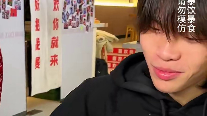 两兄弟同时挑战2斤面条，狂加醋和白糖惊呆观众，有一个居然只花了1分41秒！#美食#挑战 #调料