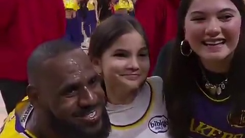 詹姆斯赛后找到那位小女孩将自己的手环送给她并与她们合影​​​