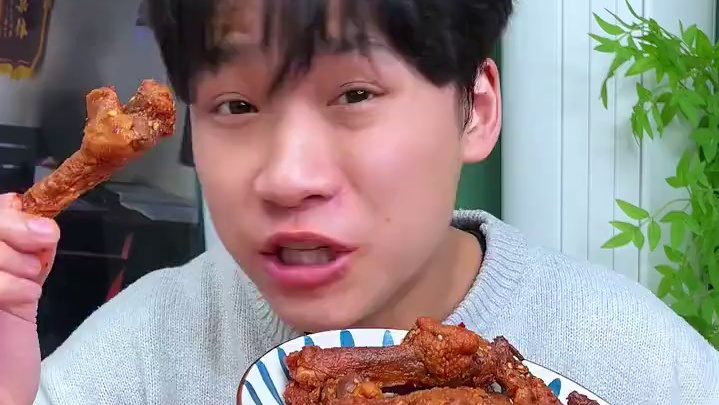 一口下去满满都是肉，经过先卤后烤每一个都卤的特别入味，真的太过瘾了！#好吃到停不下来 #追剧小零食 