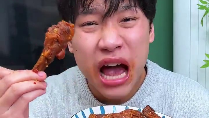 喜欢吃鸭腿又喜欢吃辣的宝子赶紧来试试这个爆辣鸭腿，辣的真过瘾#好吃到停不下来 #零食推荐 #追剧小零