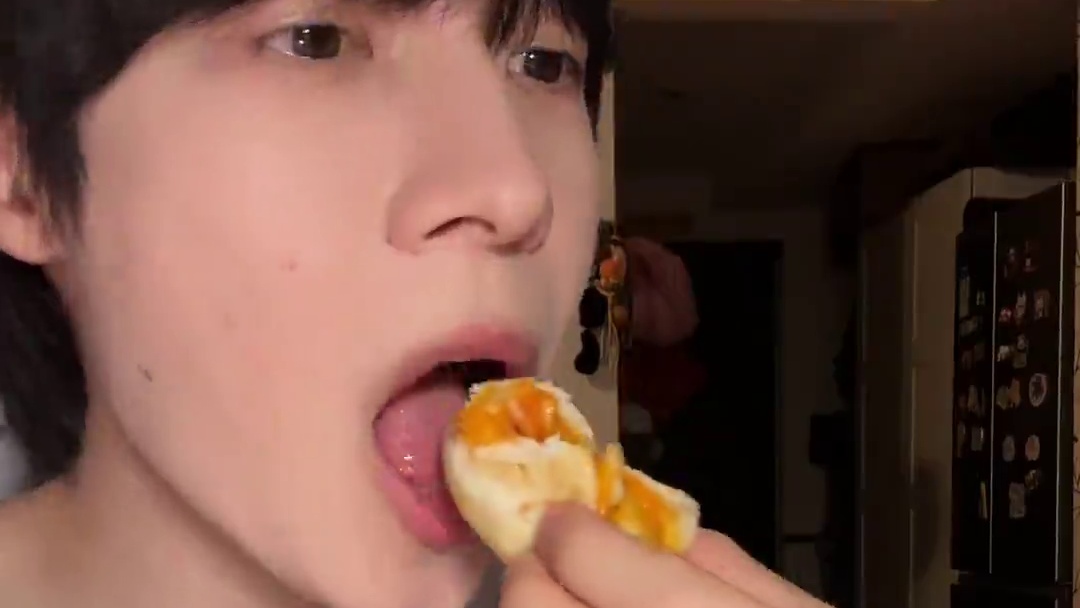 韩国男友第一次在北京吃到咸蛋黄卷边披萨时 哈哈哈哈哈#中韩情侣 #韩国人在中国 #夜宵#vlog