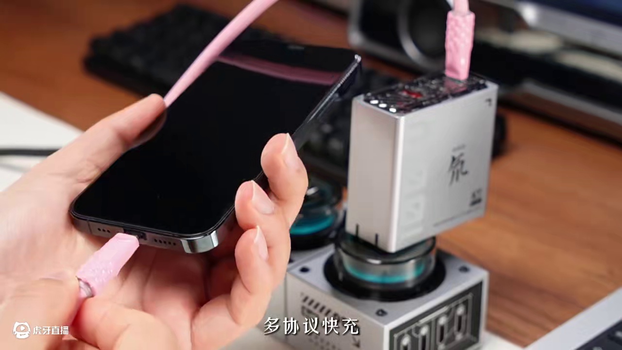 硬核透明美学搭配桃园三英雄的图案，真的很帅气#红魔氘锋氮化镓#红魔氘锋三国志联名 #充电器