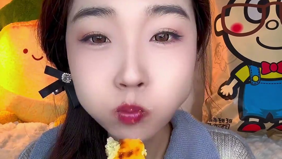 吃到蛋挞的这一刻我是这个世界上最快乐的小女孩#快吃吧大馋丫头 #妈呀太香了 #一口下去超满足 #艾特