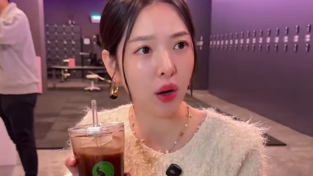 让小虎去买咖啡结果给我买了个什么东西回来啊！#外国媳妇#燃#回家过年