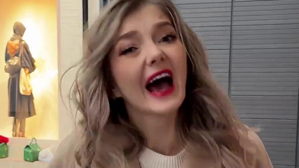 第一次在重庆遇到接机的大熊猫，太可爱啦！吃到了特别的重庆街边美食！#洲际酒店集团   #春节民俗追年