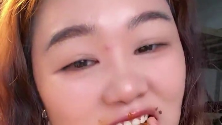 #香辣烤脖 干湿又度！切成小块很好入口！晚上追剧也不担心又负担！#好吃到停不下来 #零食推荐 #妈呀