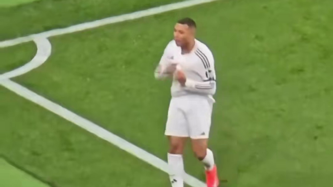 这一袭白衣真的对他很重要！姆巴佩进球后手指队徽，赛后社媒连发三条动态写道:别拿队徽开玩笑