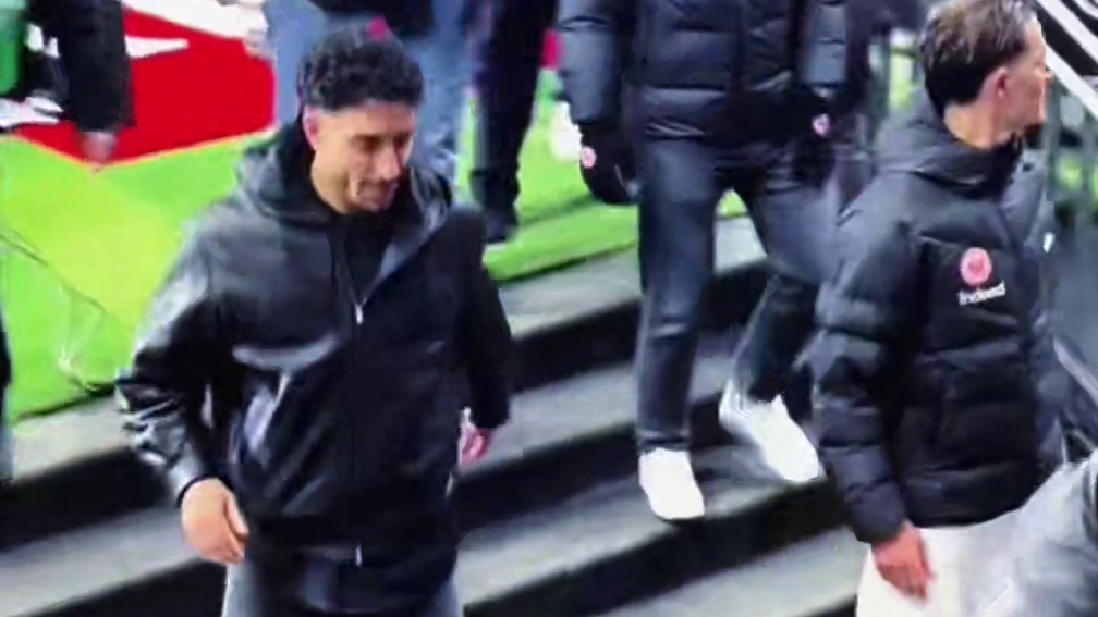 马尔穆什鼓掌告别法兰克福球迷，即将前往曼城