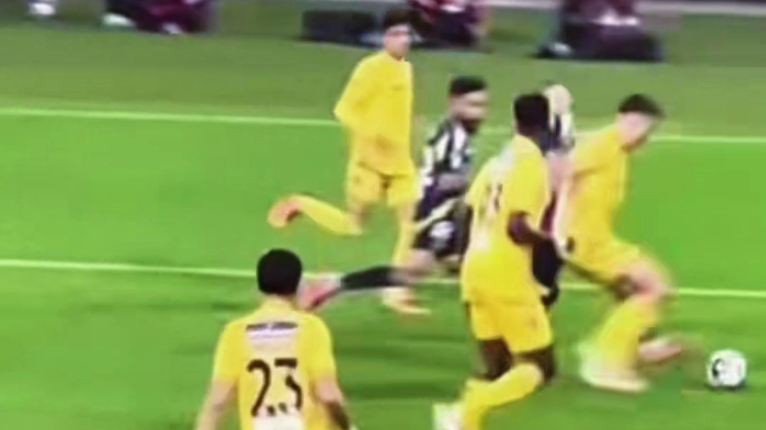 C罗摊手怒吼不满裁判判罚