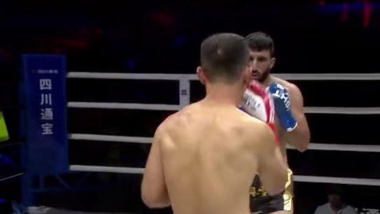 “中华竹剑”张春雨上演拿手低扫，踢懵对手！#椒王风云 #自由搏击 #格斗