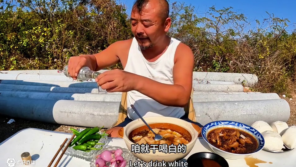 快过年了沙大厨还穿着背心，晚餐吃点好的，直冒汗#户外生活 #床车生活