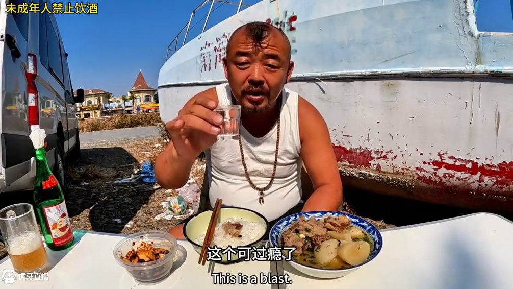 穷游海岛上大船边吃晚餐，沙老师用牛排炖白萝卜，能馋死人#自驾游 #露营美食