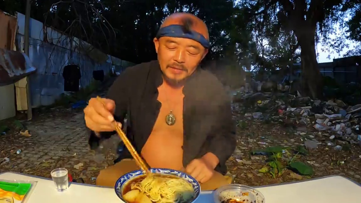 海边无人区吃夜宵，一个人真的有点受不了，特别刺激#露营美食 #自驾游