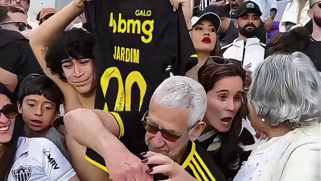 胡尔克和球迷合影时被索要球衣，直接脱下送给老球迷