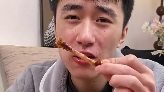 平时在家容易嘴馋的宝子一定要多囤点这个湖南特产爆辣鸭翅中#好吃到停不下来 #零食推荐 #追剧小零食 