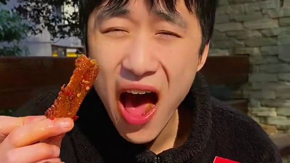没来过湖南平江的宝子一定要尝尝这个爆辣鸭翅中，巨辣巨香真的很过瘾#零食推荐 #无辣不欢 #吃货看过来