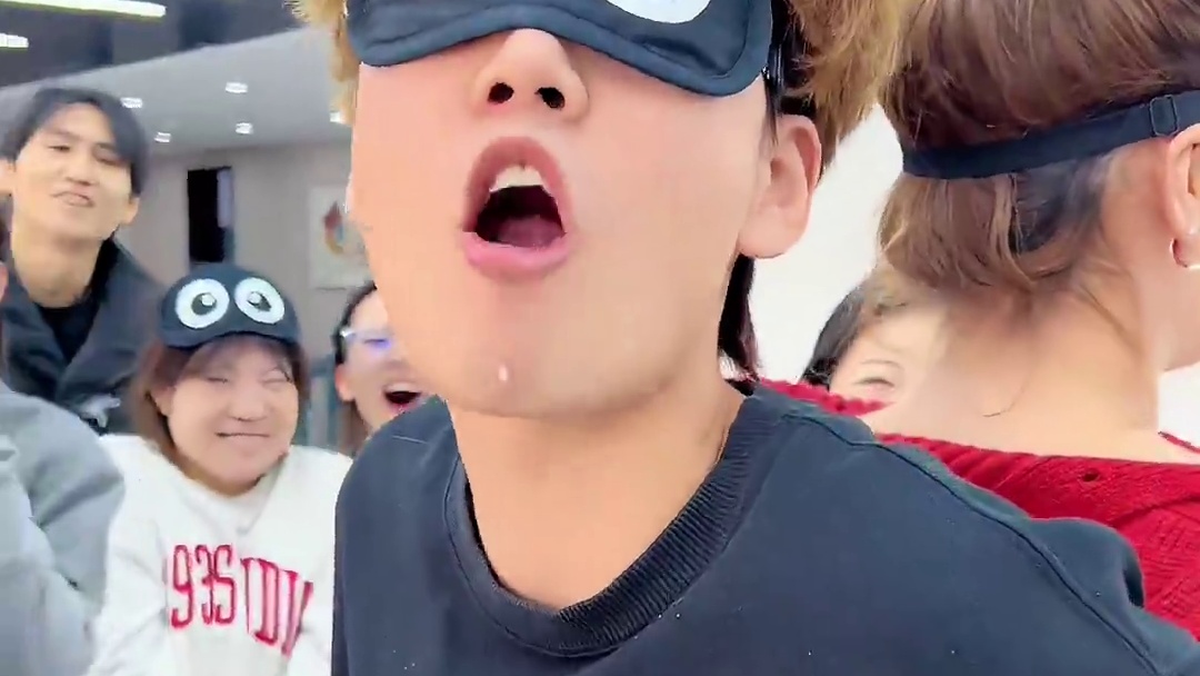 默契大挑战！越来越好玩了#办公室游戏 #欢乐办公室 #搞笑视频