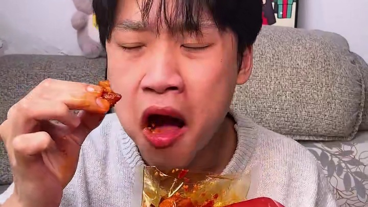 这个湖南的爆辣鸡脚筋真的太辣了，越吃越辣，越辣越停不下来#好吃到停不下来 #追剧小零食 #零食推荐