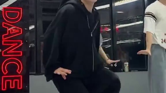 一个跳爵士的学生：一整节课两只脚就跳来跳去，也没明白什么跳的动作……我：……#一学就会系列 #dan