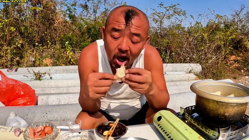 沙大厨户外自己包饺子，三十个根本吃不完，下集#露营美食 #户外露营