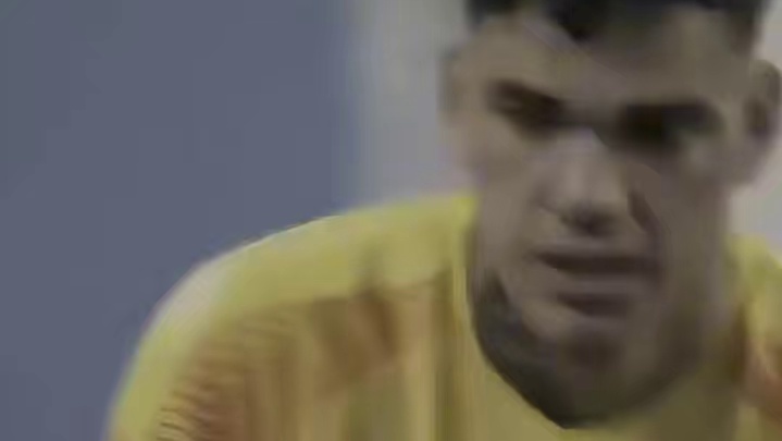 对方门将开球后己方门将极速扑球撞上队友#足球   