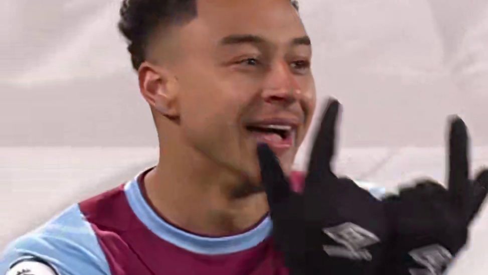 在那里都快踢出来了，被曼联叫回去又不给上